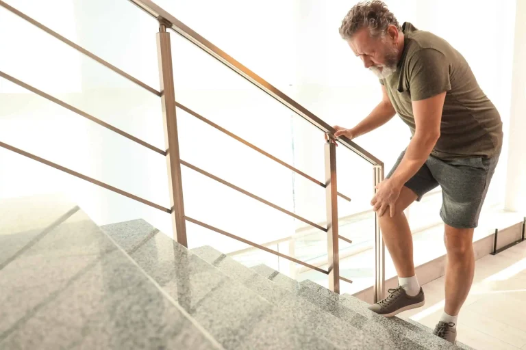 knee pain when climbing the stairs scaled.jpeg
